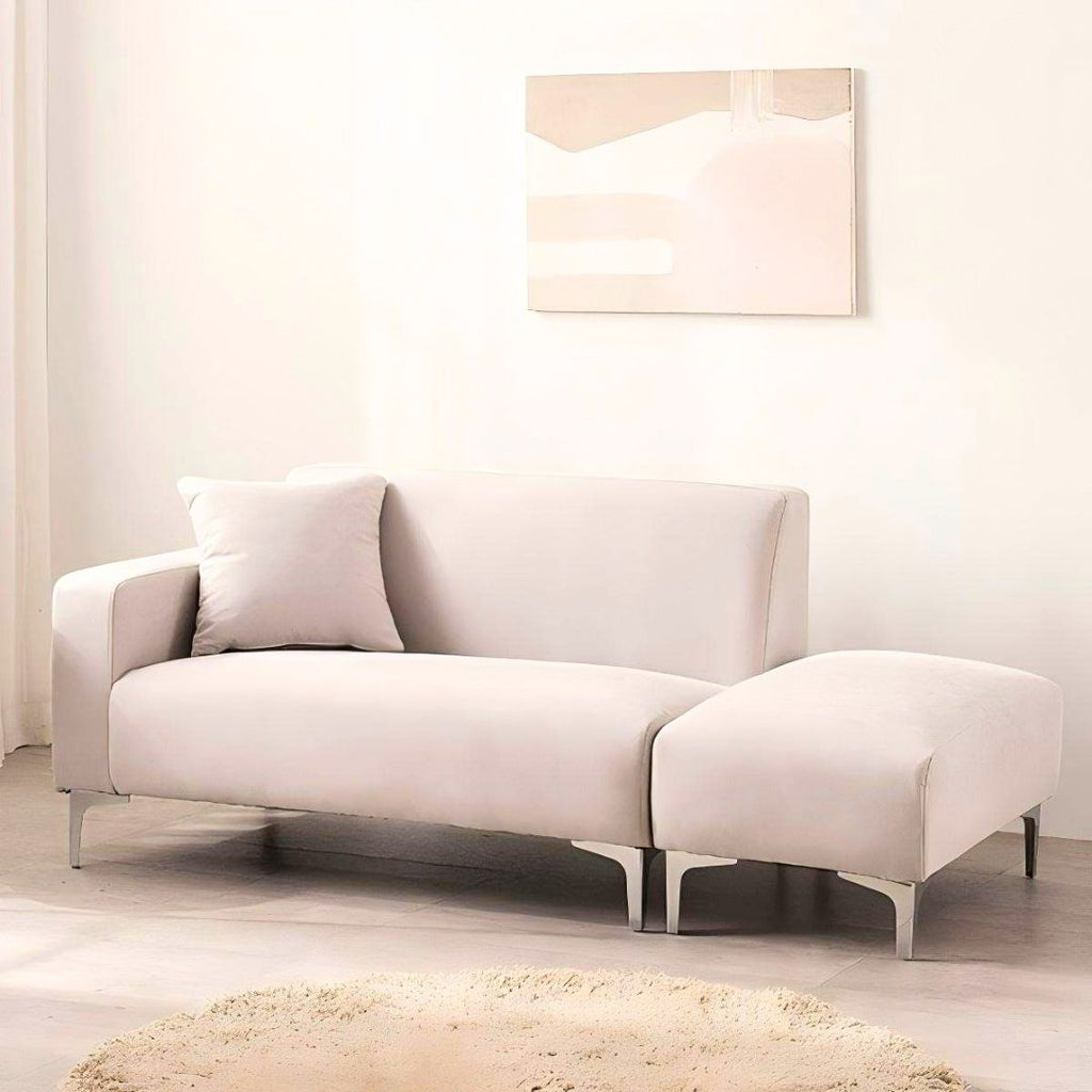 Saga – Minimalistisk schäslongsoffa med elegant puff