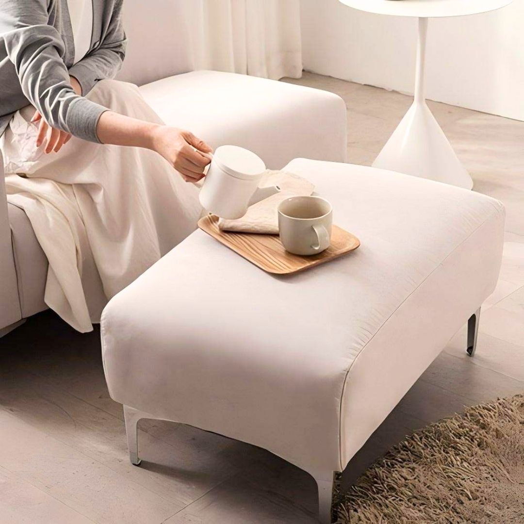 Saga – Minimalistisk schäslongsoffa med elegant puff